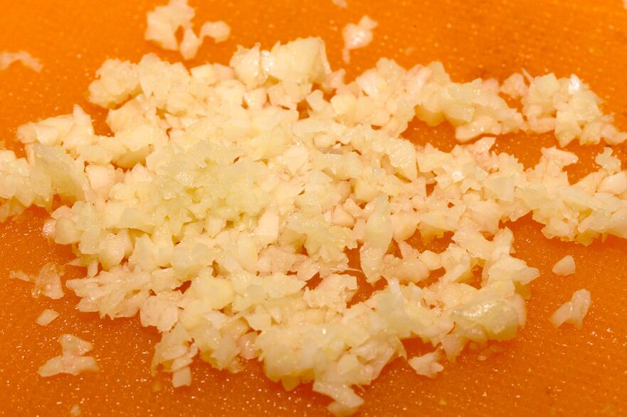 Minced garlic - the basis for an infusion that eliminates parasites